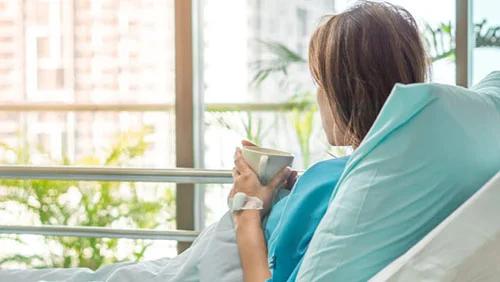 Женщина в палате клиники